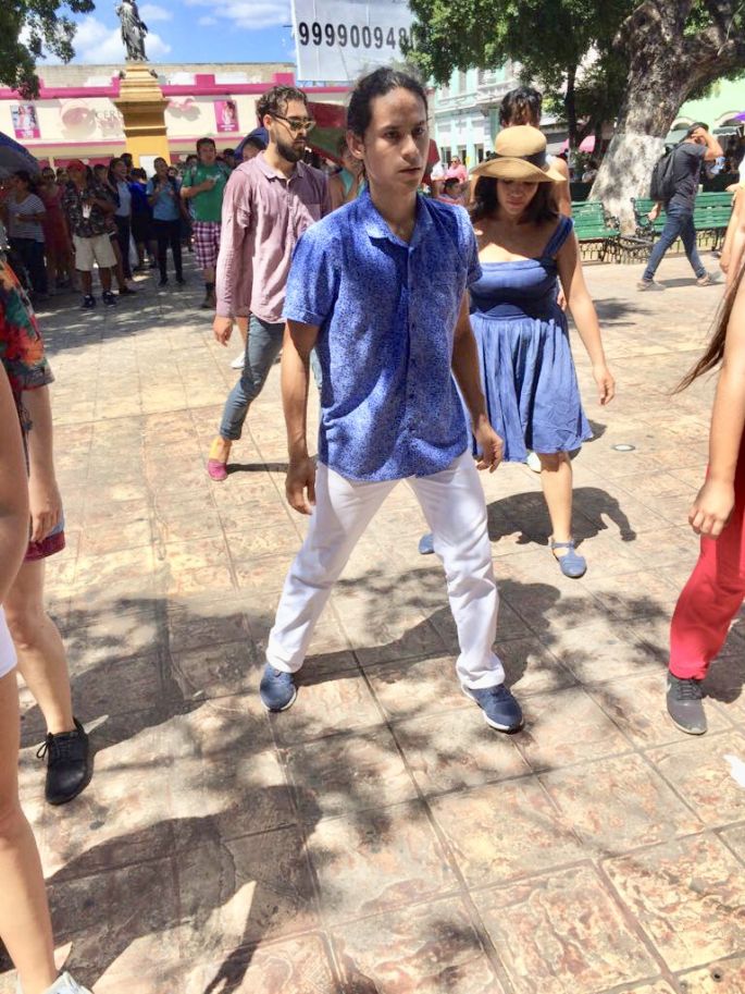 Jóvenes danzarines en céntrico parque de Mérida