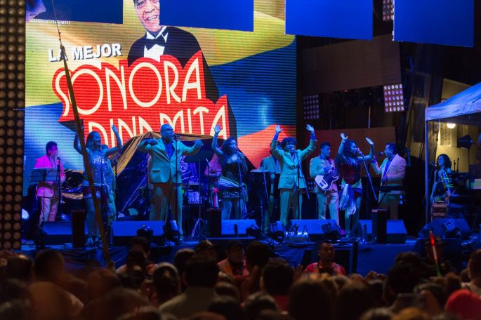 La Plaza Grande se convierte en una enorme pista de baile con las Sonoras Dinamita y Santanera