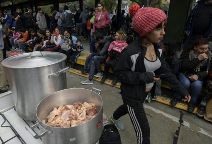 Marchas y ollas populares en rechazo de ajuste económico en Argentina