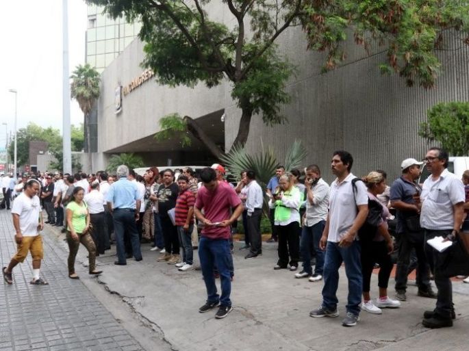 Amenaza de bomba en Monterrey, desalojan el edificio del INFONAVIT