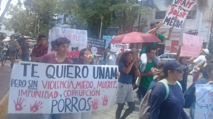 Caminan estudiantes universitarios en demanda de la salida de porros de la UNAM