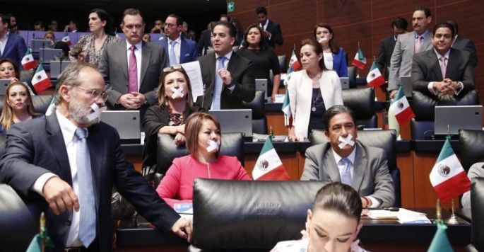 Senadores del PRI y PAN abandonan sesión en protesta por "ley mordaza"