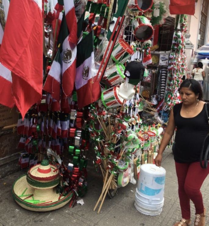 Los "patriotas" ambulantes invaden calles del Centro Histórico