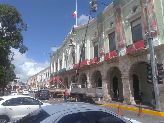 Preparan escenarios en Centro Histórico para Fiestas Patrias