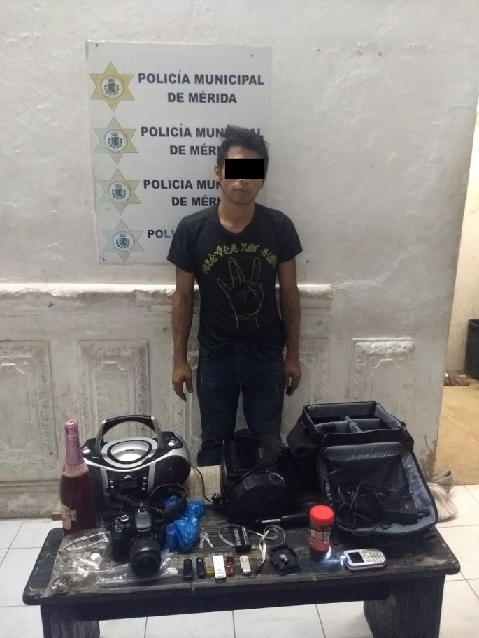 Entró a la escuela ... pero a robar