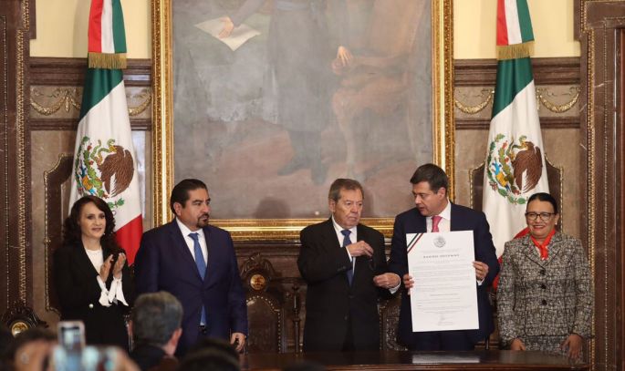 Entregan al gobierno de la CDMX el Bando Solemne que declara a Andrés Manuel López Obrador como Presidente electo
