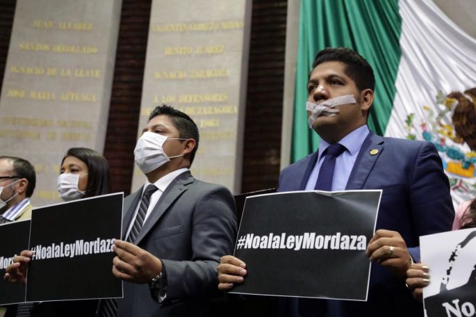 Toma el PRD la tribuna de la Cámara de Diputados en protesta por “Ley Mordaza”
