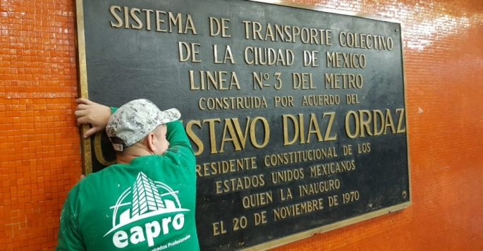 Divide opiniones el retiro de las placas con el nombre de Díaz Ordáz, en Nuevo León no quieren estatuas de GDO