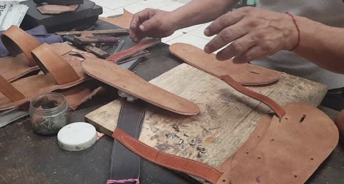 Causan daños los vendedores de  zapatos chinos a los huaracheros  yucatecos