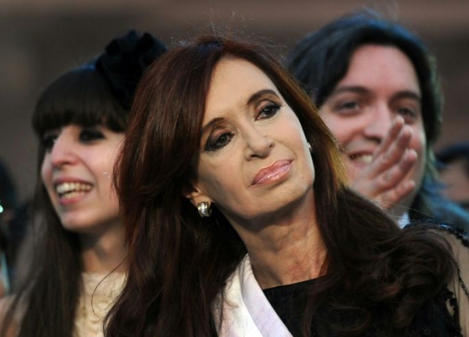 La ex presidenta argentina Kirchner y sus hijos irán a juicio por lavado