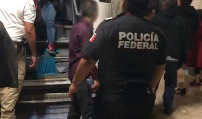 La Policía Federal detiene a dos personas que transportaban a 66 migrantes en Veracruz