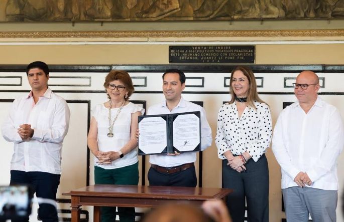 Vila, por un gobierno austero, firma acuerdo para ahorrar mil millones en 2019