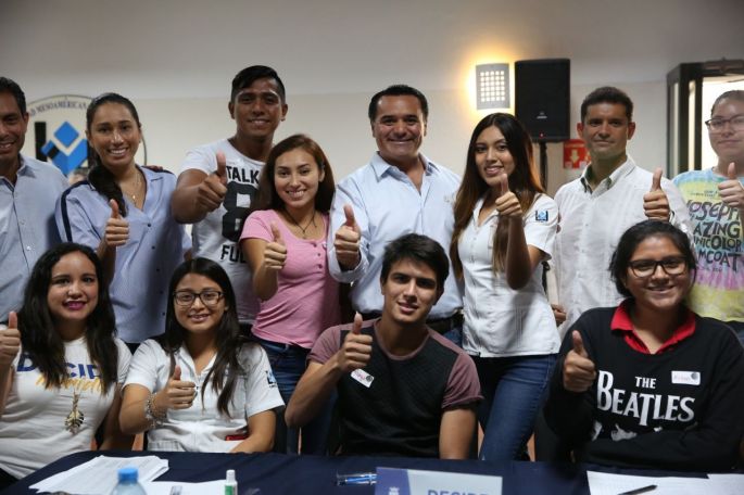 El alcalde Renán Barrera ofrece respaldo municipal a los jóvenes para que estos logren sus metas