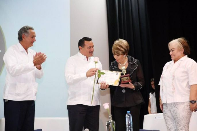 Entregan el Micrófono de Oro a la conductora Dolores “Lolita” Ayala