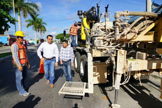 Renán Barrera visita el fraccionamiento Juan Pablo II para supervisar la construcción de pozos y aljibes