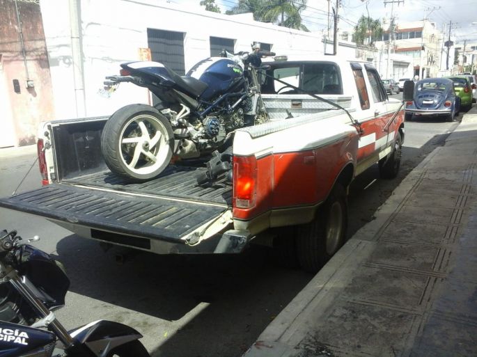 Turista despistado, olvida donde estacionó su camioneta y su moto Ducati; la Policía Municipal las encuentra
