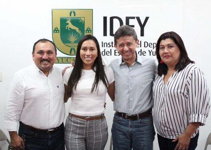 La nadadora Karem Achach realiza visita de cortesía al IDEY