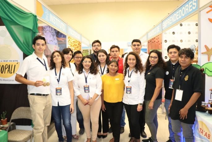 Jóvenes emprendedores de la UADY participan en la Expo-feria del Comercio 2018