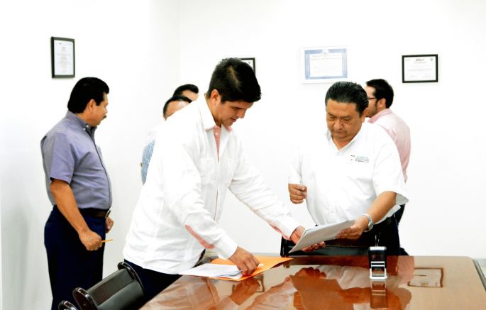 Entrega Mauricio Vila requerimientos para ratificar propuesta para la Contraloría