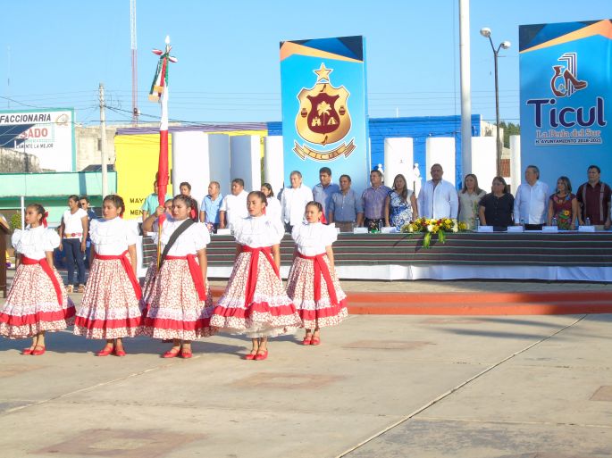 Se realiza en Ticul emotivo desfile Cívico Deportivo de nivel primaria por el Aniversario de la Revolución Mexicana