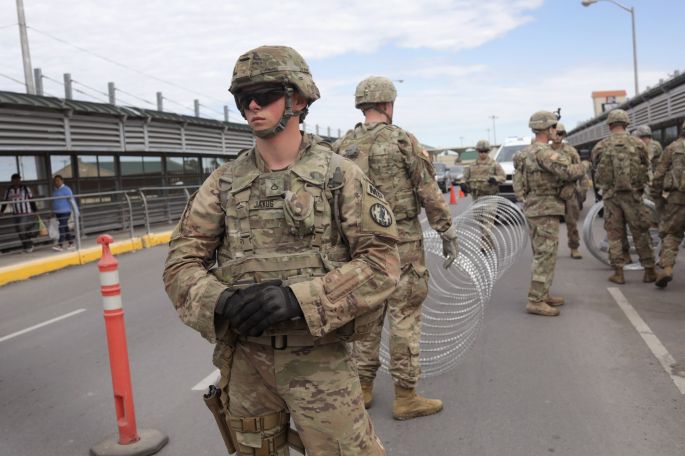 Militares de USA llegan a la frontera con México para impedir el paso de la caravana migrante 