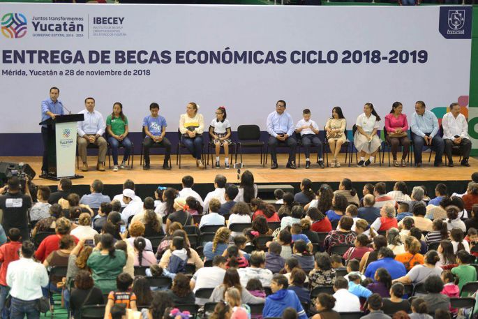 El Gobernador Mauricio Vila Dosal inicia la entrega de becas económicas para estudiantes yucatecos