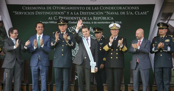 Condecoran las Secretarías de la Defensa Nacional y de Marina al Presidente Enrique Peña Nieto