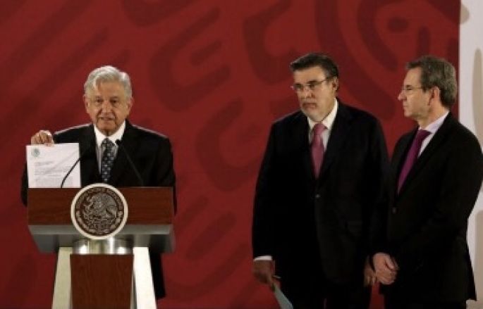 Firma presidente iniciativa para cancelar reforma educativa
