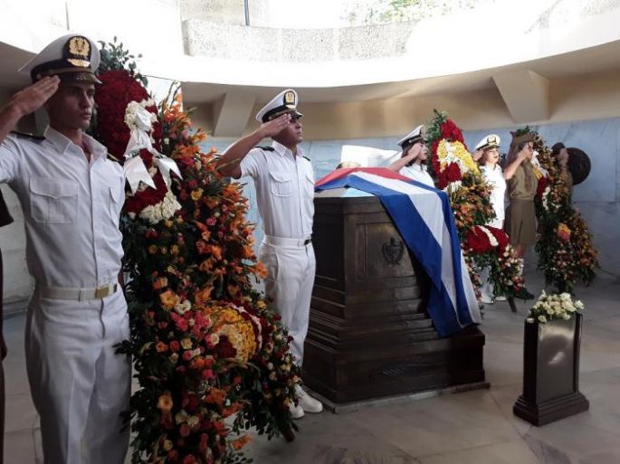 Homenajean en Cuba a Martí y Fidel en el Día de las FAR