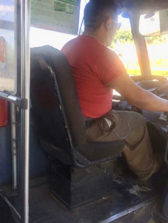 Causan perjuicios a cientos de jóvenes y padres de familia una disposición de la Dirección de Transporte