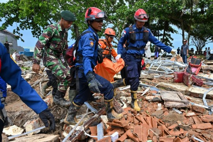 Indonesia busca supervivientes del tsunami que dejó 373 muertos
