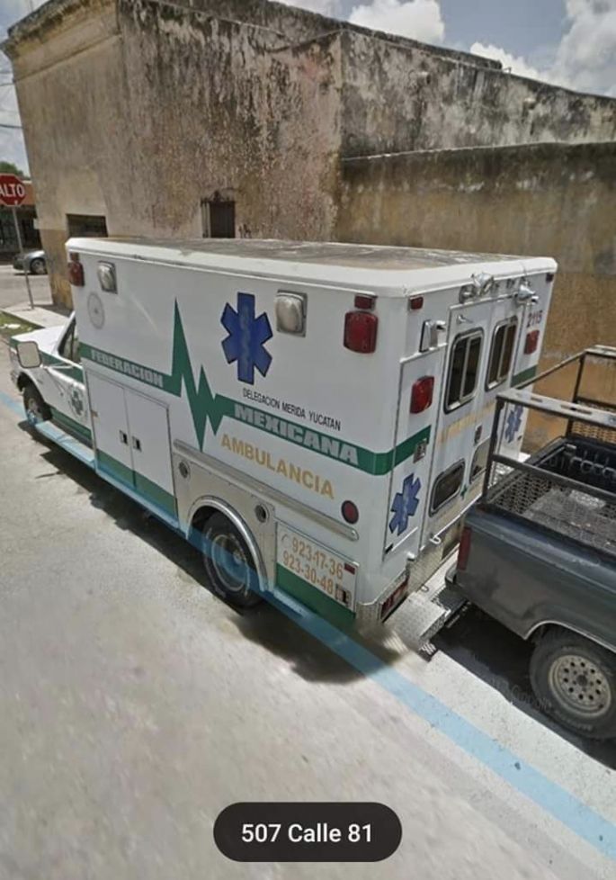 Ambulancia abandonada en céntricas calles de Mérida, constituye un grave peligro