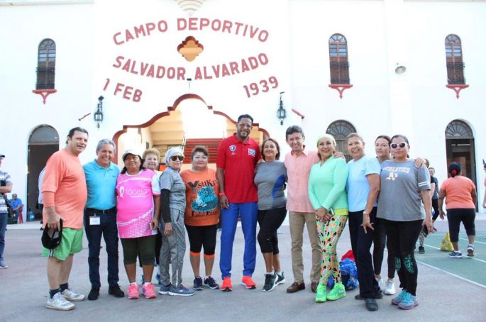 El “Salvador Alvarado” de fiesta con la presencia del plusmarquista, Javier Sotomayor