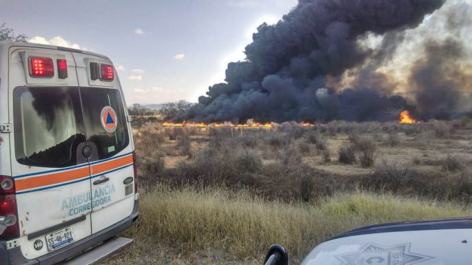 Incendio en toma clandestina de Pemex en carretera de Querétaro