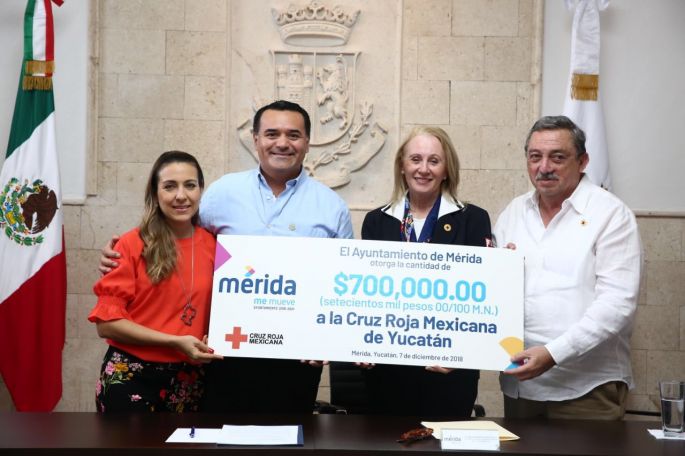 Entrega Renán Barrera donativo a la Cruz Roja para adquirir una ambulancia