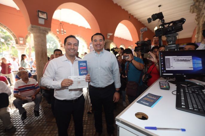 Cumple Mauricio Vila con el pago del impuesto predial