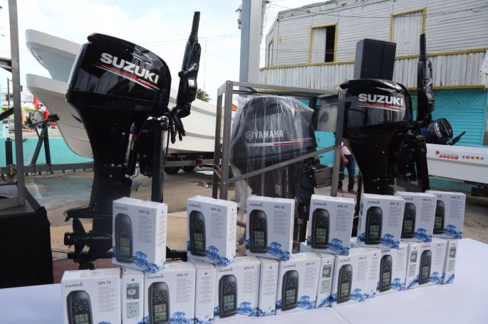 Pescadores yucatecos reciben apoyos para modernizar sus embarcaciones