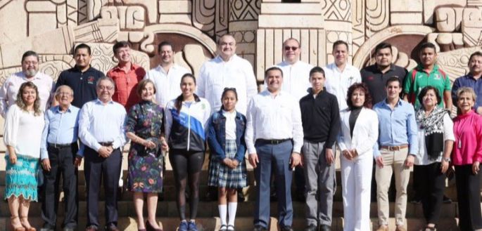Se reúne Renán Barrera con meridanos destacados