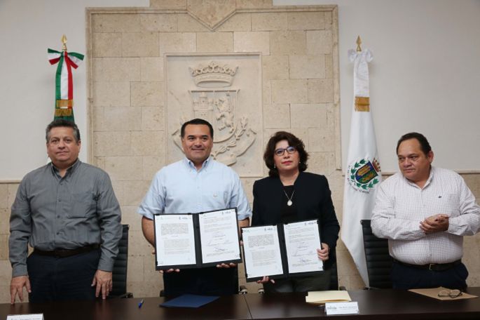 El alcalde Renán Barrera firma un convenio de colaboración con el INAIP