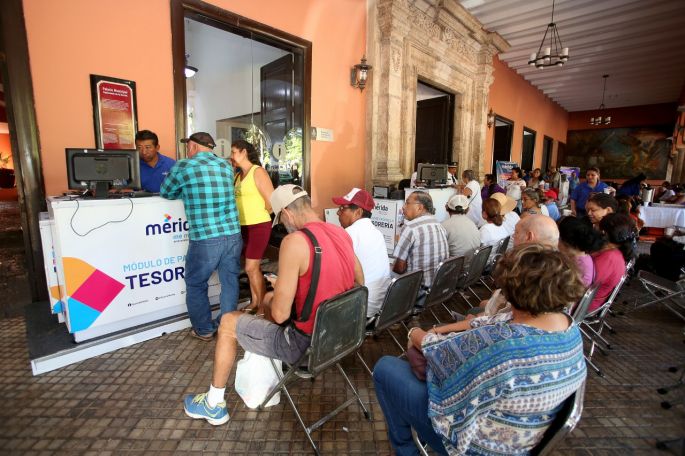 Elevada afluencia de meridanos en el primer día de pago de predial