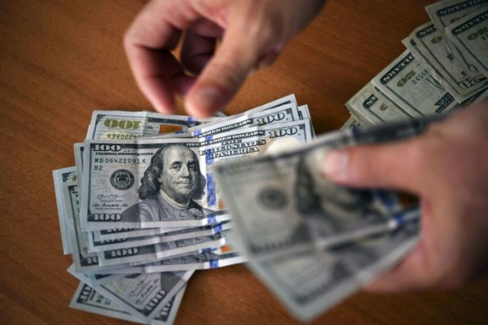 Venezuela devalúa moneda 36,82% y equipara tasa oficial con la del "dólar negro"