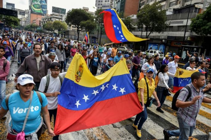 Líder opositor se proclama presidente interino de Venezuela con apoyo internacional
