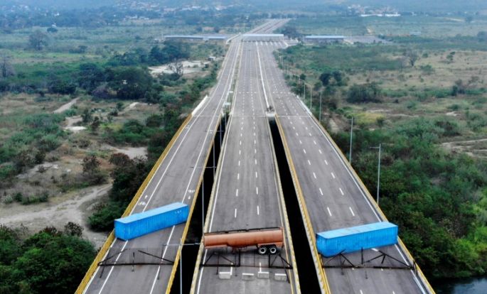 El Ejército venezolano bloquea la frontera con Colombia para que no entre ayuda humanitaria 