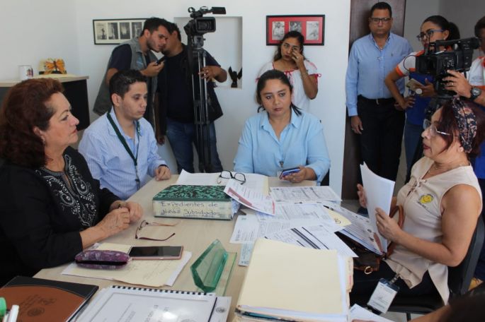 Trabajadoras de Estancias entregan solicitudes de amparo a diputadas de Movimiento Ciudadano