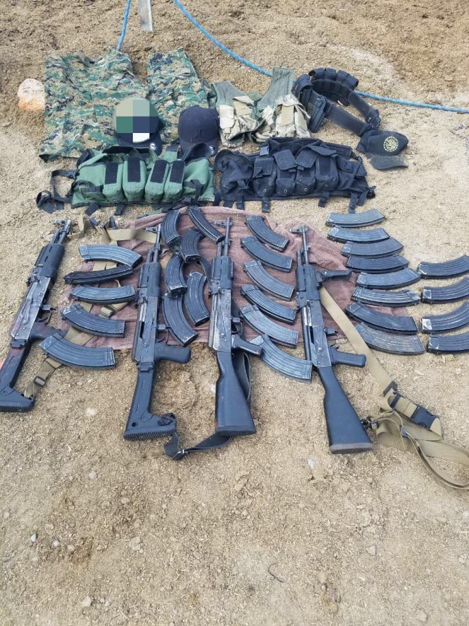 Aseguran 700 cartuchos, cuatro rifles de asalto y auto robado en La Barca, Jalisco