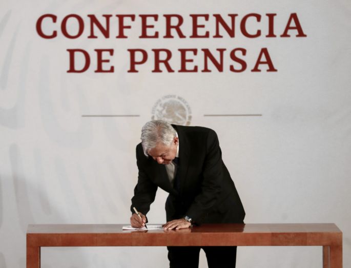 Revocación de mandato no es reelección: AMLO. Firma compromiso de no reelegirse 