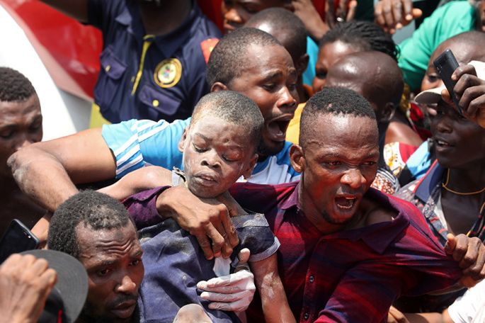 Al menos 12 muertos, la mayoría niños, por el derrumbe en Nigeria  