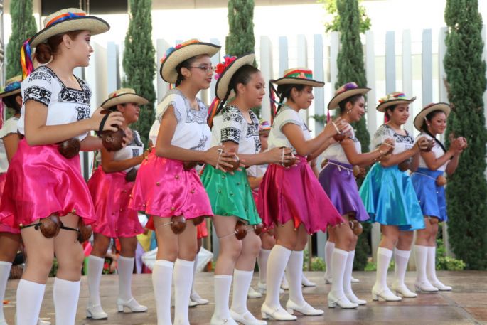 Estudiantes de las Escuelas Preparatorias Uno y Dos comparten su talento en la FILEY