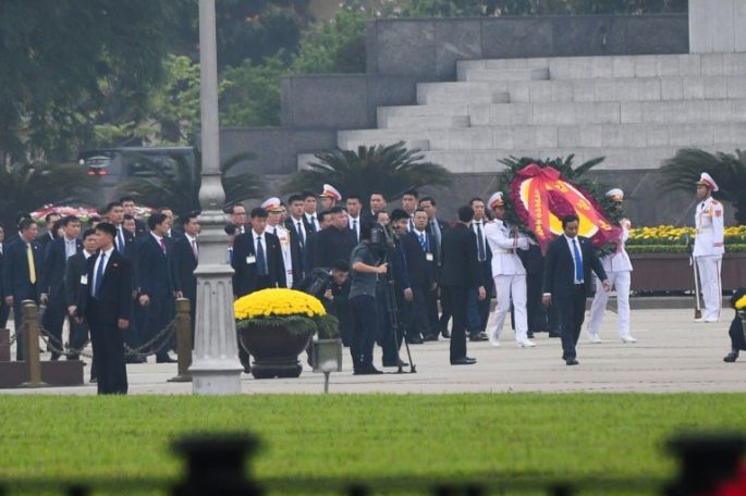 Kim Jong Un culmina su visita a Vietnam con un tributo a Ho Chi Minh