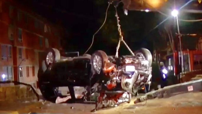 Camioneta cae desde siete metros de altura en la CDMX
